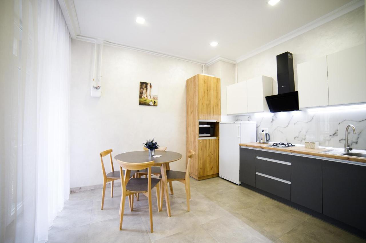 Lux Apartments Lviv Exterior photo